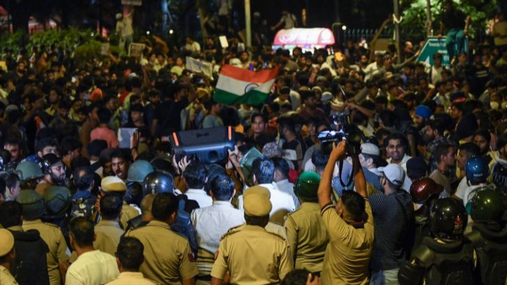 https://salarnews.in/public/uploads/images/newsimages/maannewsimage20082026_201331_neet protest.jpg
